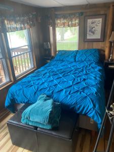 LogansportMorels on the Wabash的蓝色棉被的床上