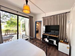 Pong TalongTubtao Sleepy Hill的一间卧室配有一张床和一台平面电视