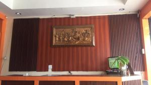 巴科洛德RedDoorz at Rio Bella Lacson St Bacolod的墙上挂着一幅画的窗帘