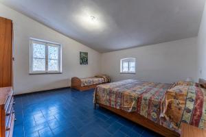 GiannellaOrbetello Giannella Apartment的一间卧室设有两张床和窗户。