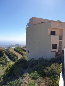 圣米格尔德阿沃纳Balcon del Atlantico的山丘上的白色建筑,旁边还有一条路