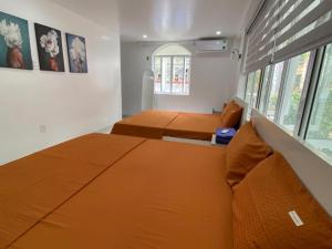 吉婆岛吉婆岛圣托里尼民宿的一间卧室配有橙色的床和窗户。