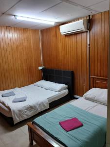 乔治市Meera Heritage Motel的船上一间卧室配有两张床