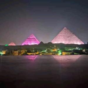 开罗Store pyrmids view的一群金字塔在晚上点燃