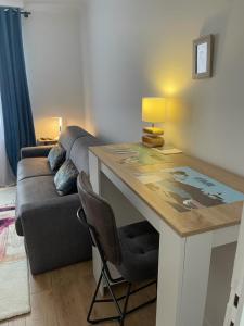 特里尼亚克Chambre Privée chez L' Habitant的客厅配有书桌和沙发。