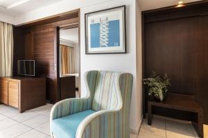 斯卡拉阿婆斯托拉塔岛度假村的酒店客房设有椅子和电视。