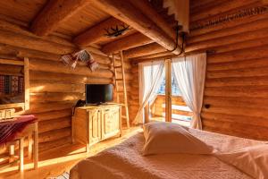巴亚斯普列Turist Suior Cota 1000的小木屋内一间卧室,配有一张床