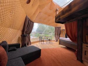 Horní PodlužíGlamping Jedlova - Romantic and family getaway的客厅配有床和桌椅