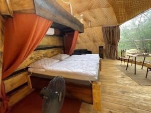 Horní PodlužíGlamping Jedlova - Romantic and family getaway的一间带床的卧室,位于带窗户的房间内