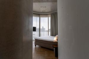 阿姆斯特丹Hotel Pontsteiger的酒店客房设有一张床和一个大窗户