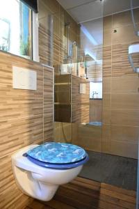 弗雷瑞斯Petit chalet avec terrasse proche plage的一间带蓝色座椅卫生间的浴室