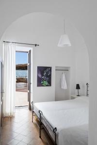 伊斯基亚阿尔伯格伊尔莫纳斯泰罗酒店的一间卧室配有一张床,享有海景