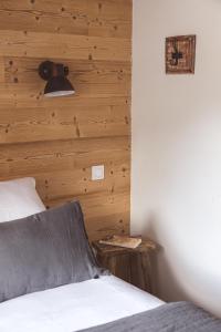 圣拉里苏朗Les Hauts de Saint-Lary的一间卧室配有一张木墙床