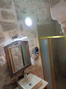 马尔丁CARRA KONAĞI的一间带水槽、镜子和淋浴的浴室