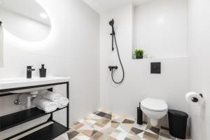 塔尔图Rare Apartments - Self Check-In Microapartments的白色的浴室设有水槽和卫生间。