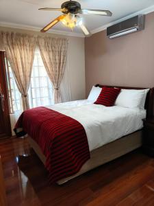 贝拉贝拉Unit 89 Pendleberry Holiday Resort的一间卧室配有一张床和吊扇