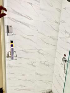 吉隆坡Summer suites near klcc的一间带白色大理石淋浴间的浴室