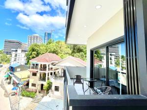 西哈努克SKYVIEW Residence & Apartments Sihanoukville的市景阳台