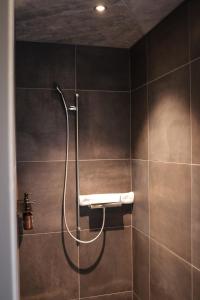 图西斯Story Thusis的浴室内带软管的淋浴