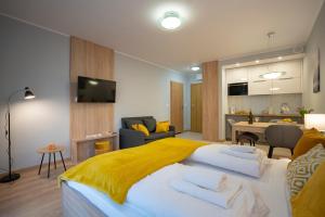 斯克拉斯卡波伦巴RentPlanet - Studio Górna Resorts的一间卧室配有一张带黄色毯子的大床