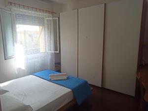 帕尔马Stanza Maggiore的一间卧室配有一张带蓝色毛巾的床