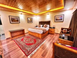 斯利那加The Orchard Retreat & Spa的一间卧室配有一张床和红色地毯