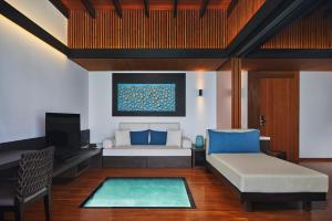 芭环礁The Westin Maldives Miriandhoo Resort的客厅配有床、沙发和书桌