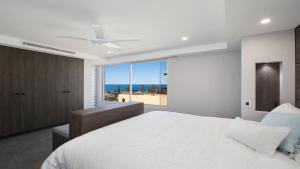 特里格尔Amazing Views and Short Walk To Beach的一间卧室设有一张大床,享有海滩美景