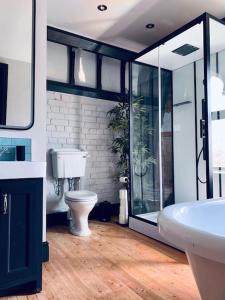 墨尔本Chapter Two - Melbourne的浴室配有卫生间、淋浴和盥洗盆。