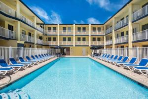 大洋城戴斯海滨酒店的一个带躺椅的度假村庭院内的游泳池