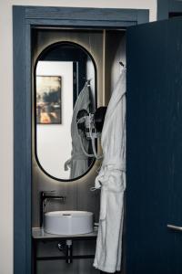 埃里温Hills Resort Hotel的一间带水槽和镜子的浴室