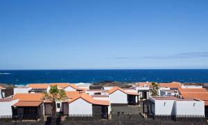卡勒达德福斯特Barceló Fuerteventura Castillo的背景中一排洋房