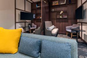 普罗沃Hyatt Place Provo的客厅配有蓝色的沙发和椅子