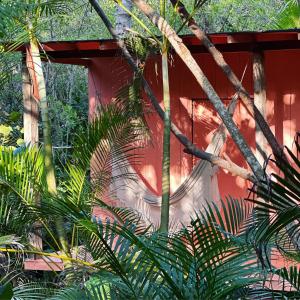 圣玛尔塔Solea Villa Tropical的一面有画的红色建筑