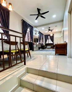 马六甲Rumah Mok Aji Homestay Melaka的客厅配有吊扇和沙发。