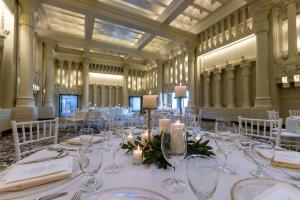 亚基马Hotel Maison Yakima Tapestry Collection by Hilton的大房间设有一张桌子、眼镜和蜡烛