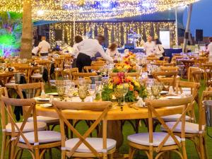 拉纳卡Mercure Larnaca Beach Resort的一张为有背景的人参加的聚会而设的桌子
