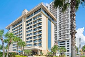 代托纳海滩Hilton Vacation Club Daytona Beach Regency的一座棕榈树环绕的大建筑