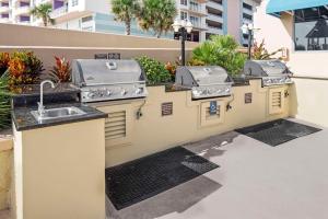 代托纳海滩Hilton Vacation Club Daytona Beach Regency的一个带水槽和水槽的户外厨房
