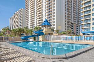 代托纳海滩Hilton Vacation Club Daytona Beach Regency的部分建筑前方的游泳池设有滑梯