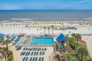 代托纳海滩Hilton Vacation Club Daytona Beach Regency的享有游泳池和海滩的空中景致