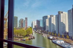 鹿特丹Mainport Hotel Rotterdam, a Hilton Affiliate Hotel的城市中带船的河流美景