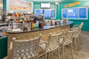 代托纳海滩Hilton Vacation Club Daytona Beach Regency的酒吧,餐厅里摆放着一排椅子