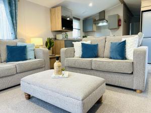斯卡伯勒Beach Grove的客厅配有两张沙发和一张桌子