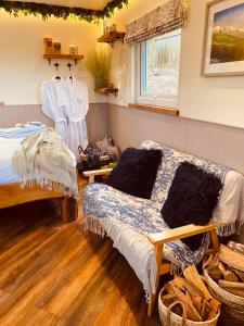 YstradgynlaisThe original Sleeping Giant Lodge - Farm Stay, meet the animals的一间带床的卧室,位于带窗户的房间内