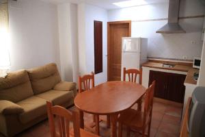 科尼尔-德拉弗龙特拉Apartamento Cadiz Bajo的带沙发和桌子的客厅以及厨房。