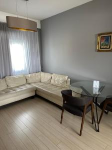 尼科西亚艺术之家迷你公寓酒店的客厅配有白色沙发和玻璃桌