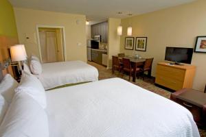 里奇兰万豪杰克逊里奇兰/殖民地公园小镇汤普雷斯套房酒店的酒店客房设有两张床和电视。