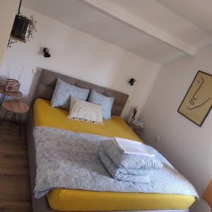 巴伊纳巴什塔Stan na dan Jungle的一间卧室配有一张黄色的床和毯子