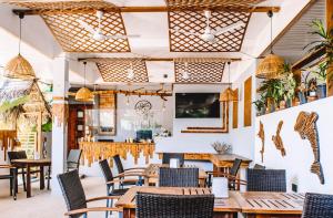 迪弗西Dhiffushi Inn的配有木桌和椅子的餐厅